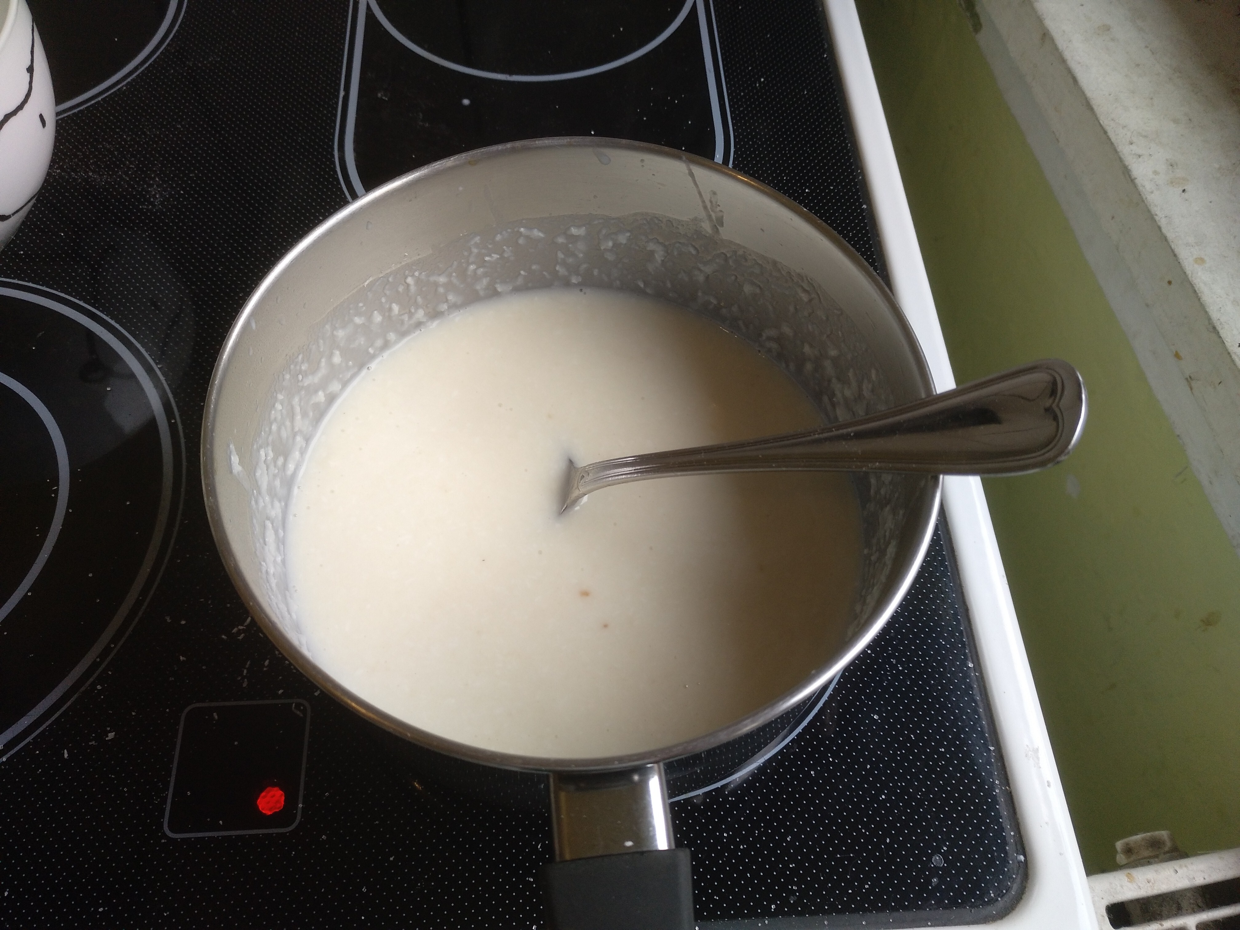 Zutaten für Creme in Topf und kochen