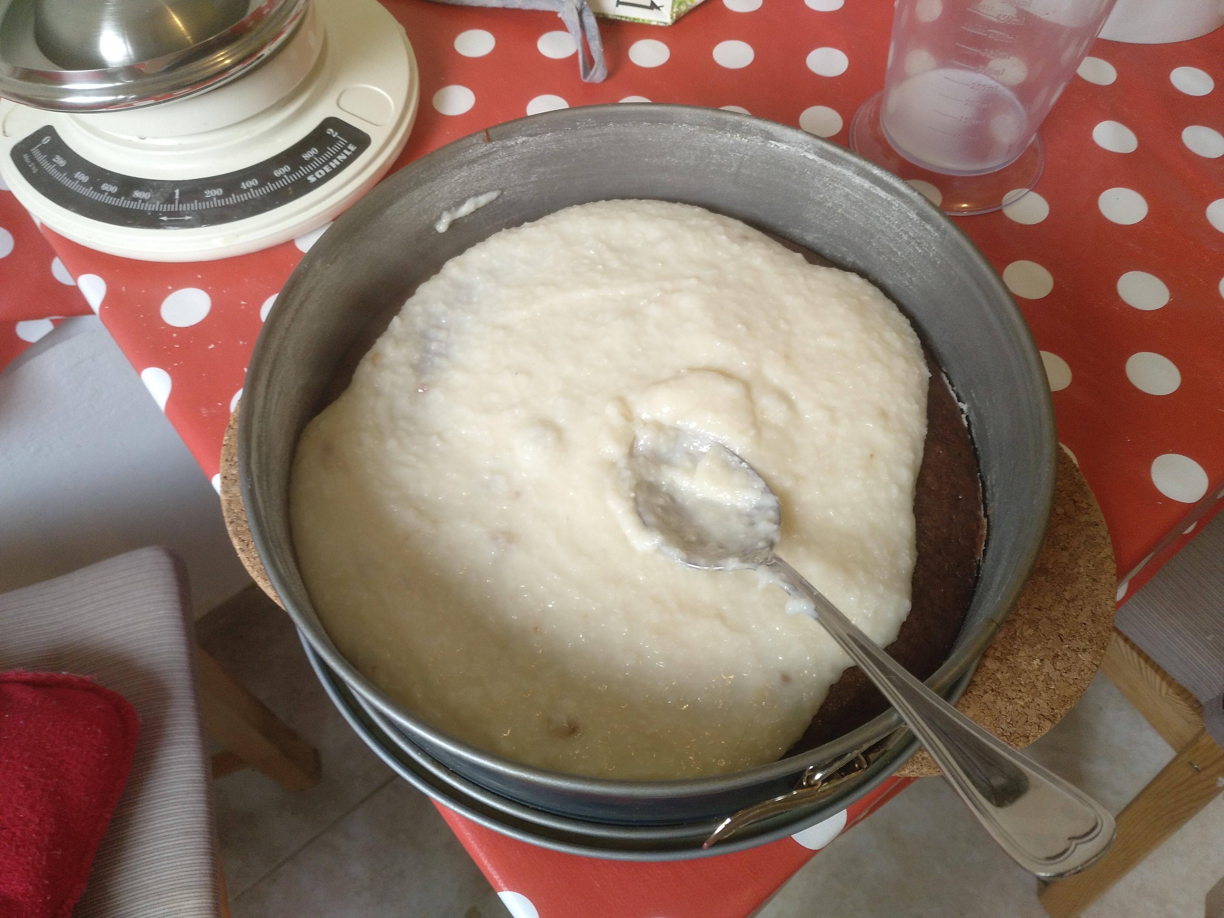 Creme auf gebackenen dunklen Teig, dann restlichen (hellen) Teig